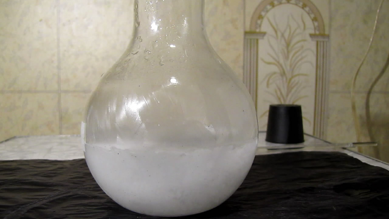 Кристаллизация пересыщенного раствора ацетата натрия в чашке Петри. Crystallization of supersaturated solution of sodium acetate in Petri dish