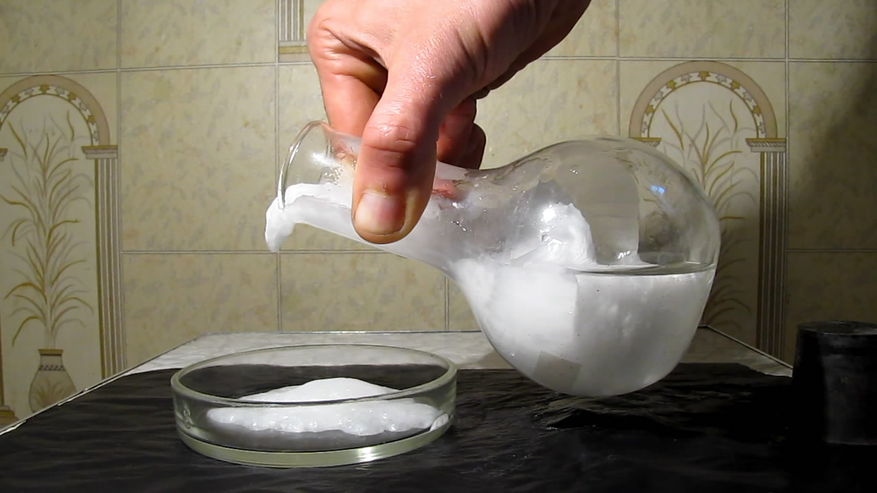 Пересыщенный раствор ацетата натрия: неожиданная кристаллизация. Supersaturated solution of sodium acetate: unexpected crystallization