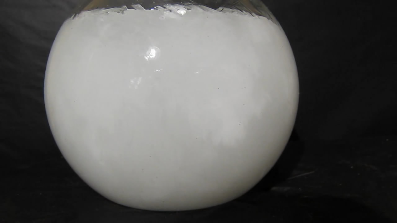 Кристаллизация пересыщенного раствора ацетата натрия (''горячий лед''). Crystallization of supersaturated solution of sodium acetate (''hot ice'')
