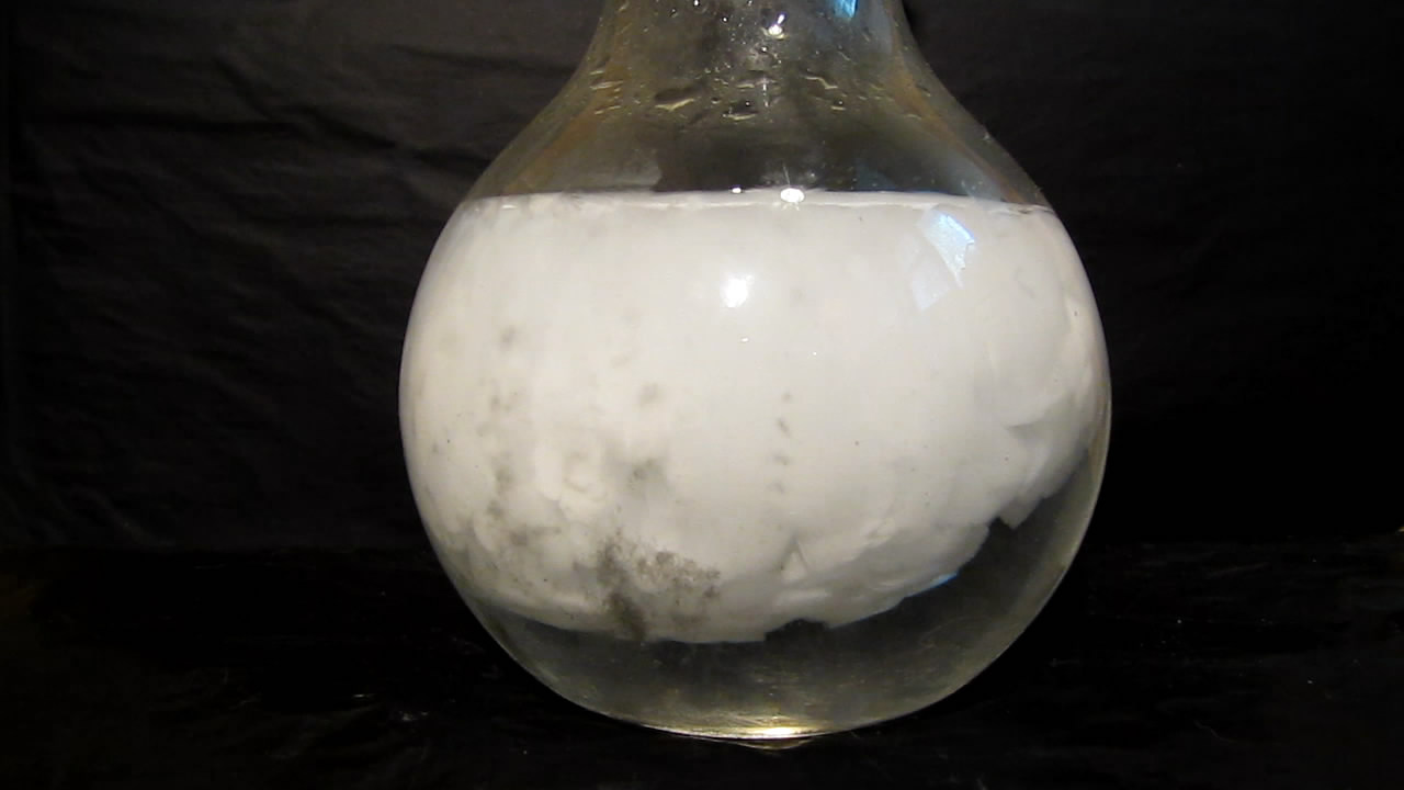 Кристаллизация пересыщенного раствора ацетата натрия (''горячий лед''). Crystallization of supersaturated solution of sodium acetate (''hot ice'')