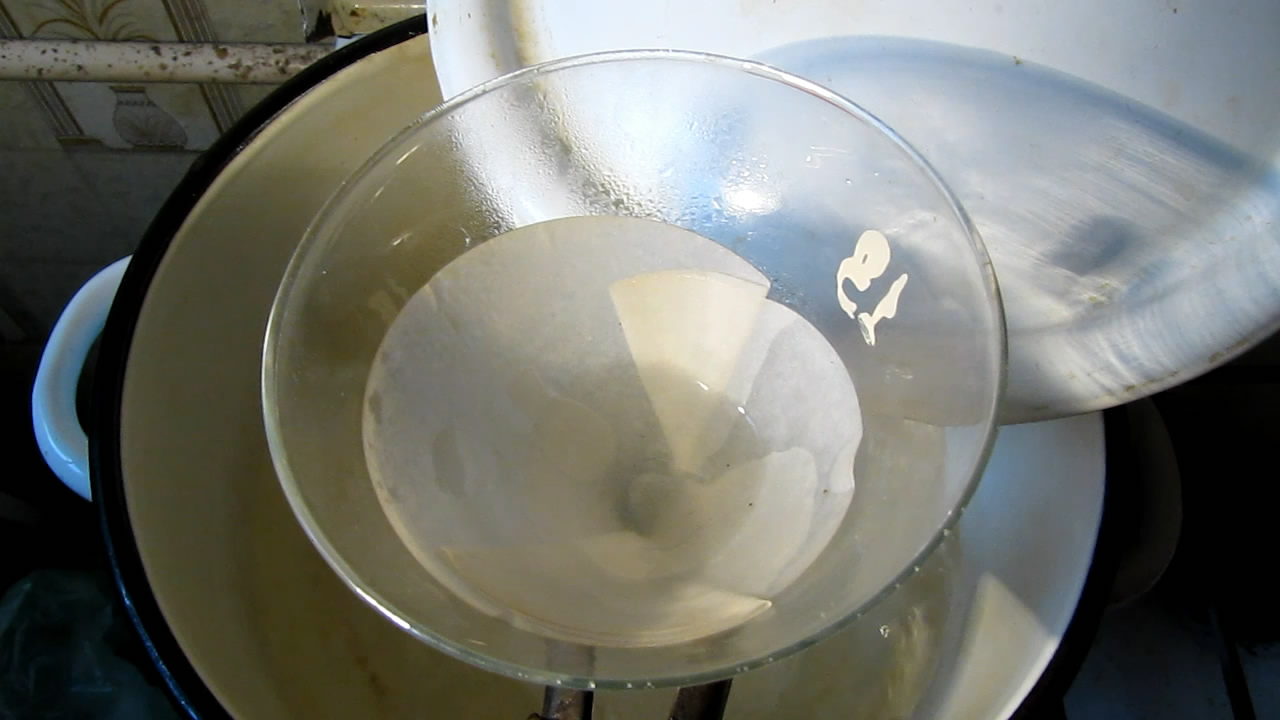 Горячее фильтрование раствора ацетата натрия. Hot filtration of solution of sodium acetate