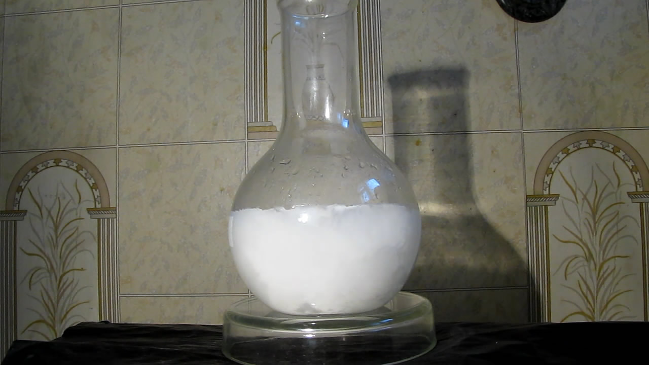 Горячее фильтрование раствора ацетата натрия. Hot filtration of solution of sodium acetate