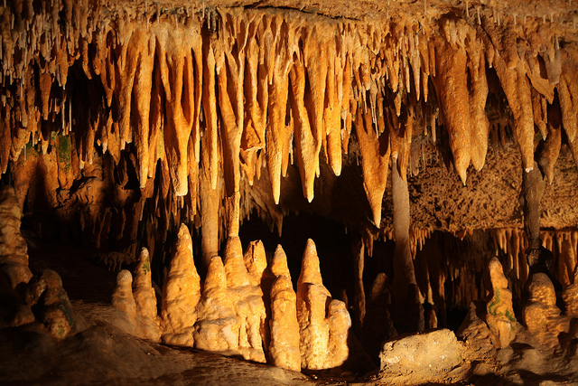 Сталактиты и сталагмиты. Stalagmites and stalactites