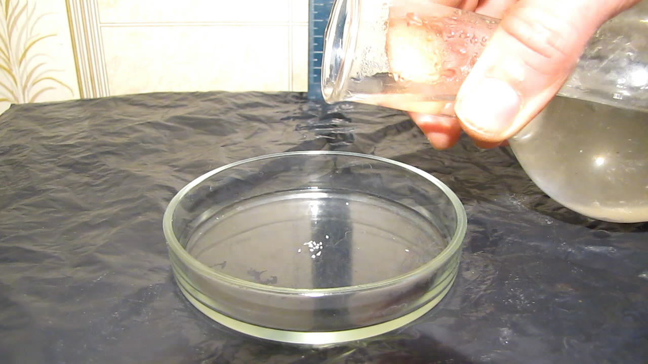 Выращивание сталагмита (используется пересыщенный раствор ацетата натрия). Stalagmite growing (using supersaturated solution of sodium acetate)