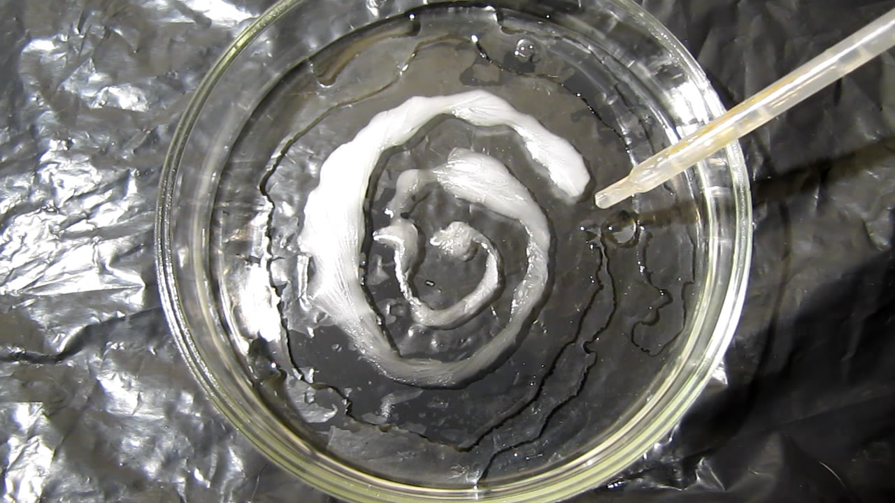 Спираль и кристаллизация (используется пересыщенный раствор ацетата натрия). Spiral and crystallization (supersaturated solution of sodium acetate)