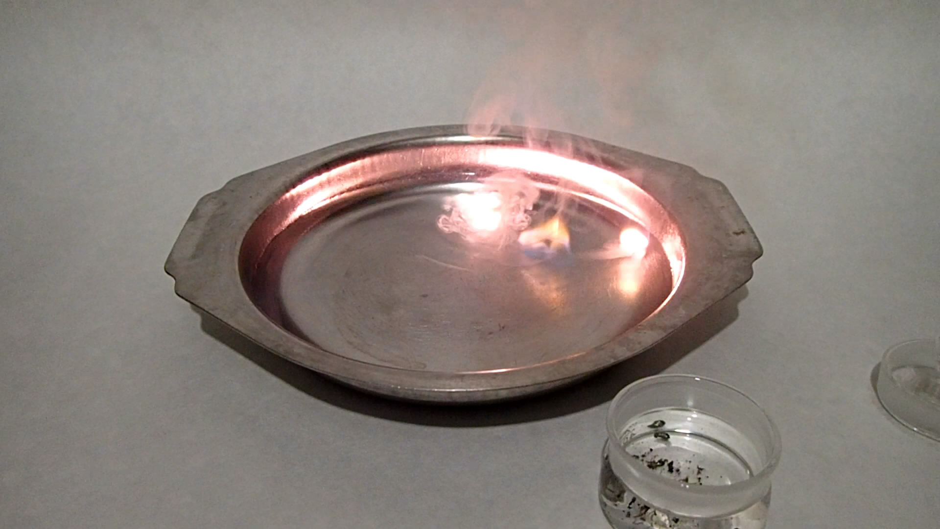Metallic caesium. Caesium in air. Caesium and water. Caesium and ethanol.  .    ().   .   
