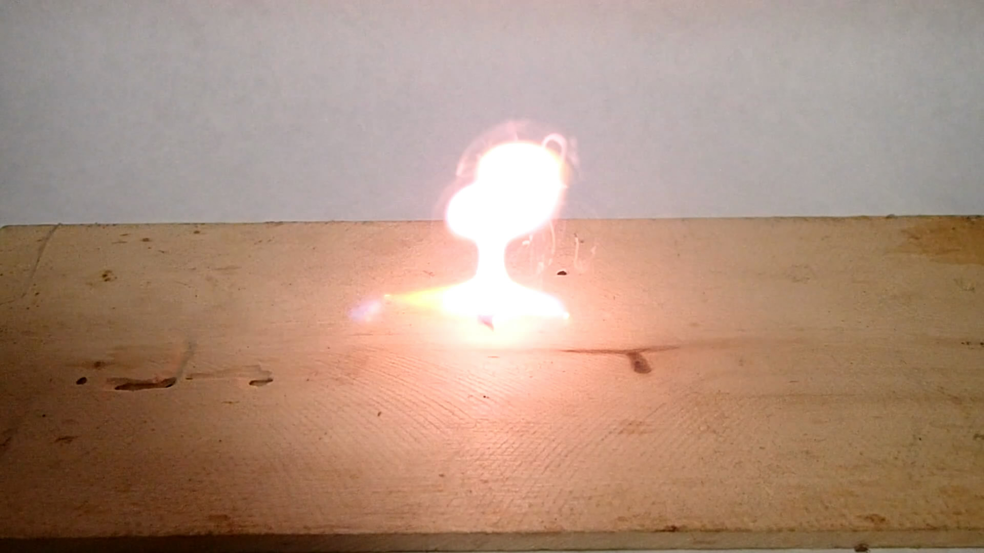 Metallic caesium. Caesium in air. Caesium and water. Caesium and ethanol.  .    ().   .   
