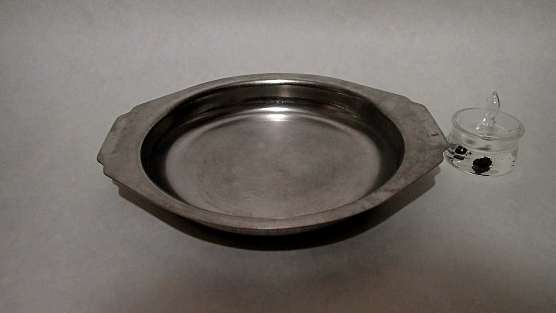 Metallic caesium. Caesium in air. Caesium and water. Caesium and ethanol.  .    ().   .   