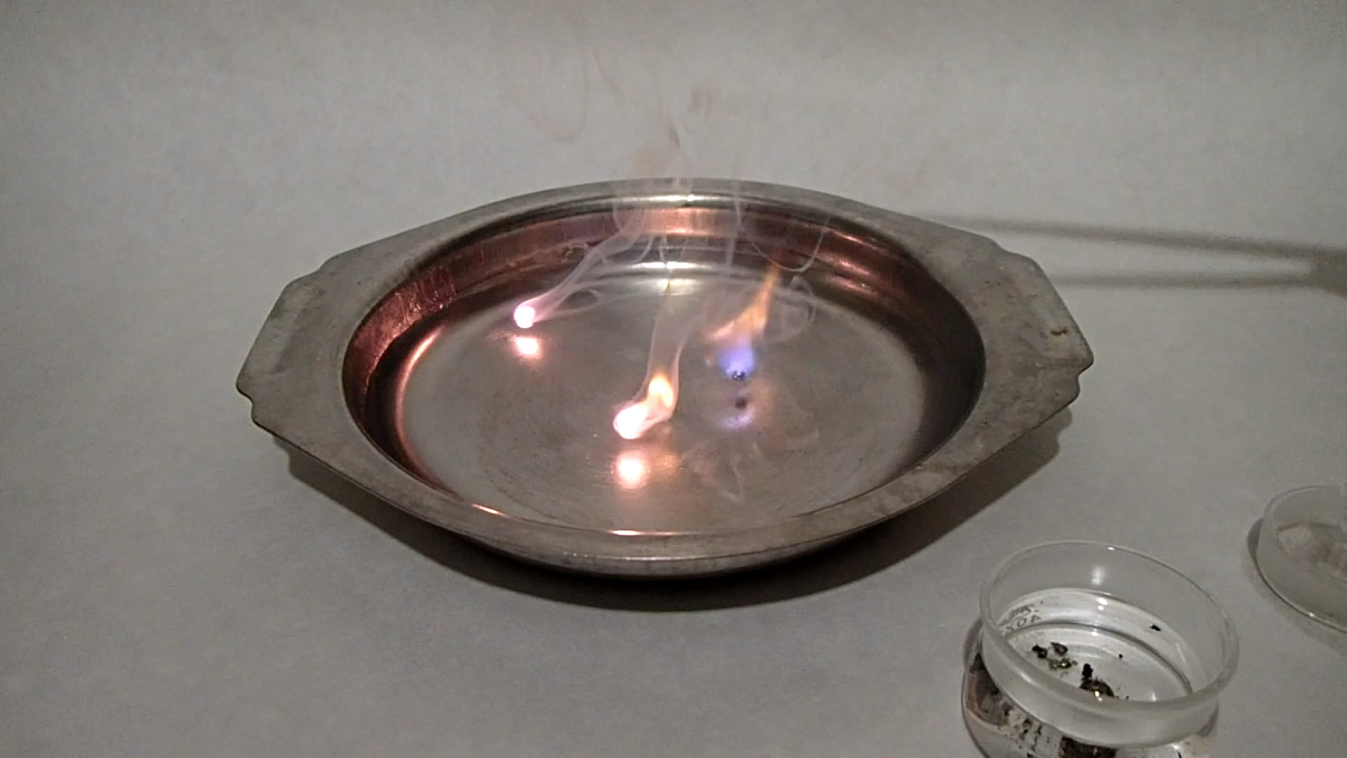 Metallic caesium. Caesium in air. Caesium and water. Caesium and ethanol.  .    ().   .   