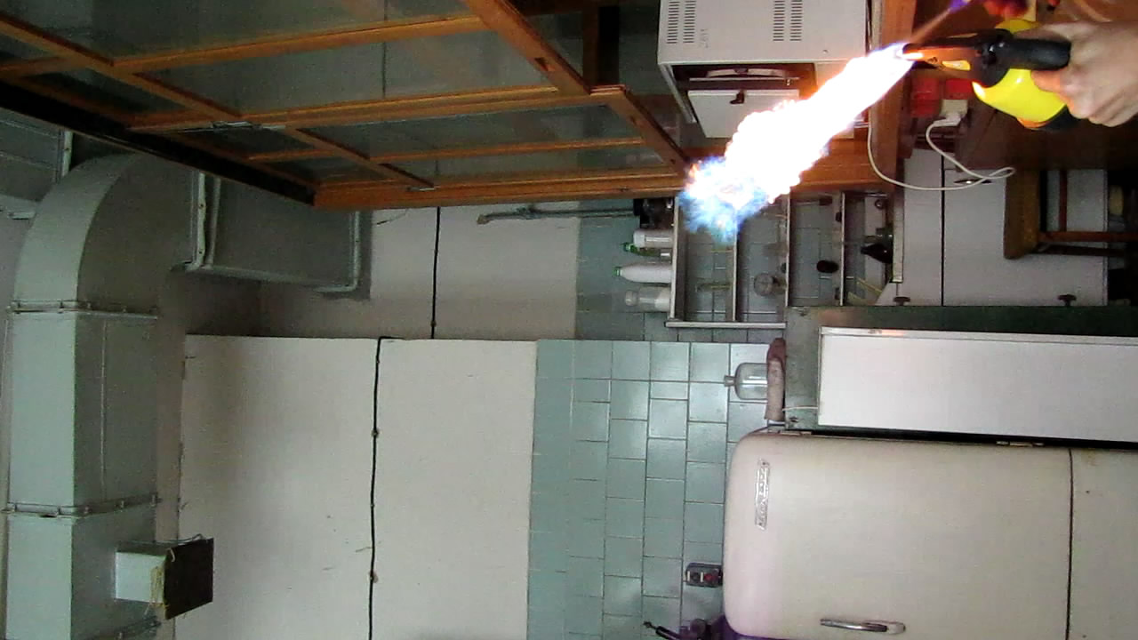 Модель огнемета (пульверизатор с гексаном)