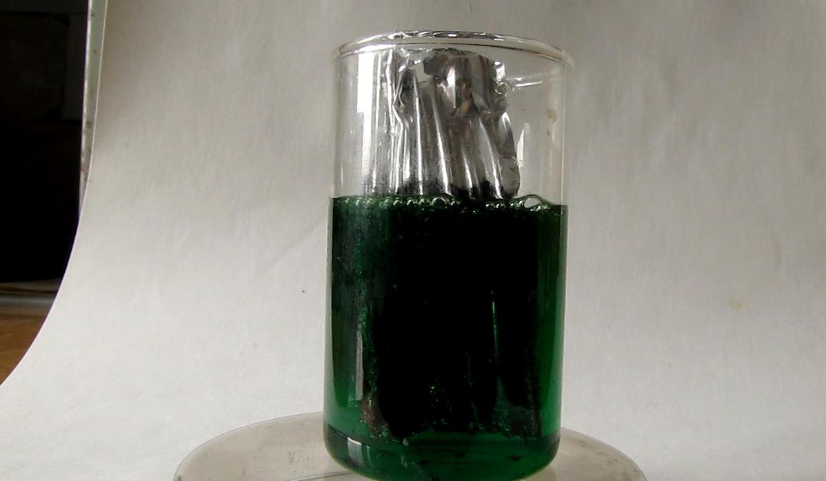 Реакция алюминия со смесью сульфата меди и хлорида натрия