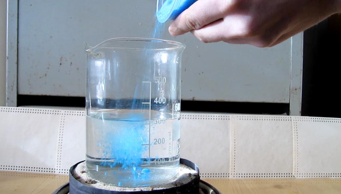 Как вырастить кристалл из поваренной или морской соли в домашних условиях + видео