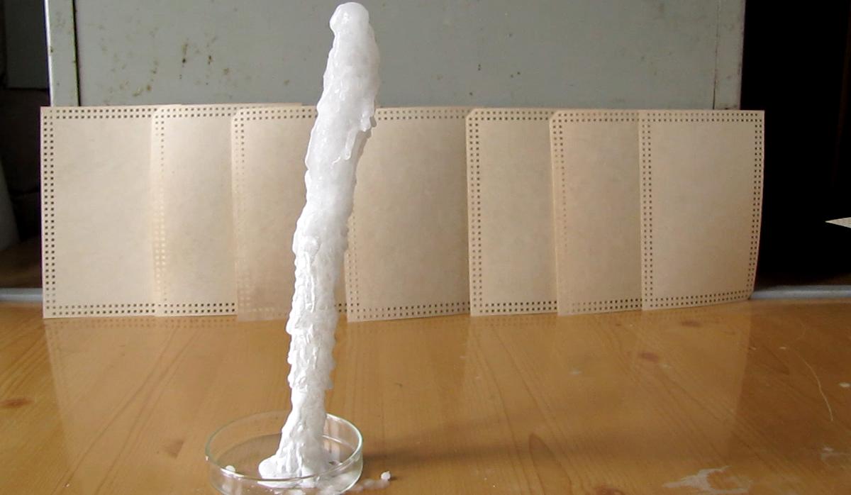 Замерзание воды при комнатной температуре - кристаллизация ацетата натрия. Crystallization of Supersaturated Solution of Sodium Acetate. (''Freezing of Water'' at Room Temperature)