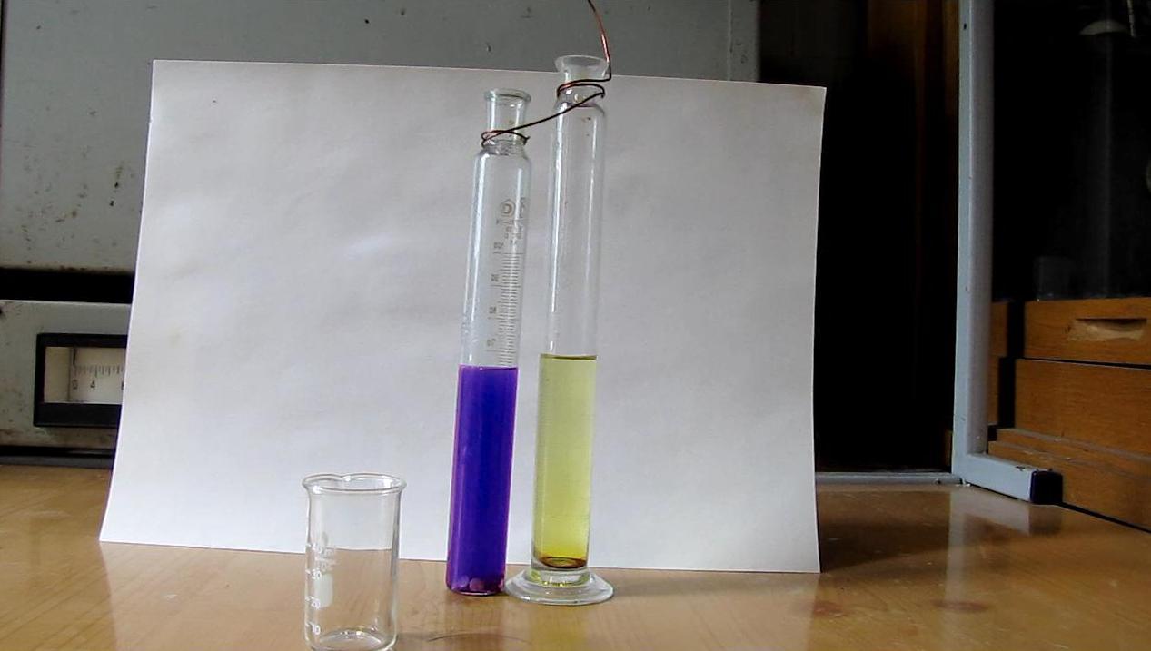    (II)  . Oxidation of Vanadium Chloride (II) by Ammonium Vanadate