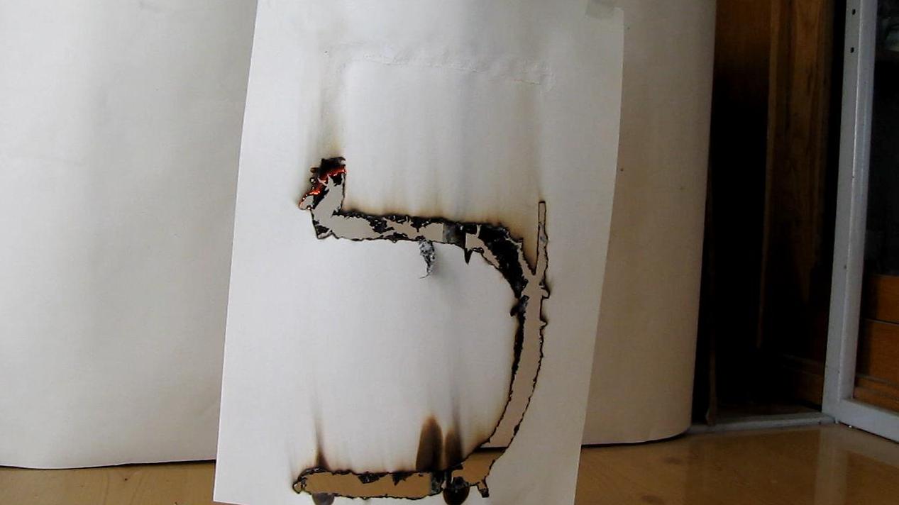 Огонь рисует на бумаге