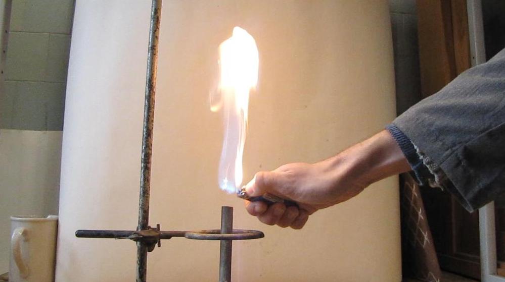 Гелий гасит газовую горелку