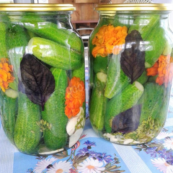 Pickled_cucumbers_with_tagetes_flowers-3.jpg