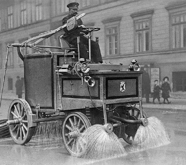 Электрическая машина для уборки улиц. Берлин, 1907 год.jpg