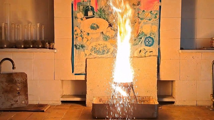 Combustion_of_thermite-aluminum-iron-oxide-605.jpg