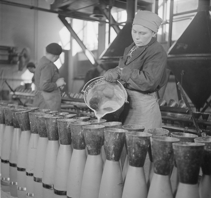 152_mm_shell_production_SA-Kuva_88285.jpg
