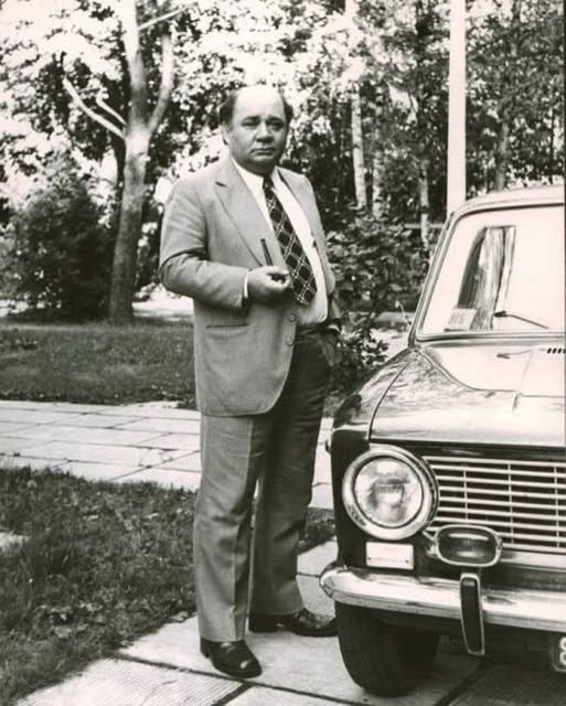 Леонов у автомобиля ВАЗ-2101 «Жигули», 1975 г.jpg