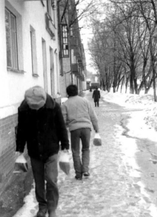 Переноска пива в пакетах. Казань 1990-е годы.jpg