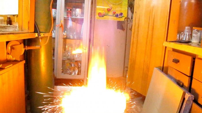 Hydrogen-bottle-fire-12.JPG