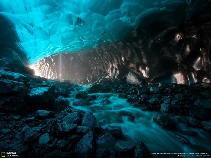 Пещера в леднике Менденхолл, Аляска.jpeg