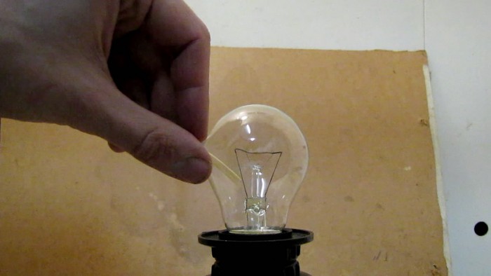 Incandescent_light_bulb-109[1].jpg