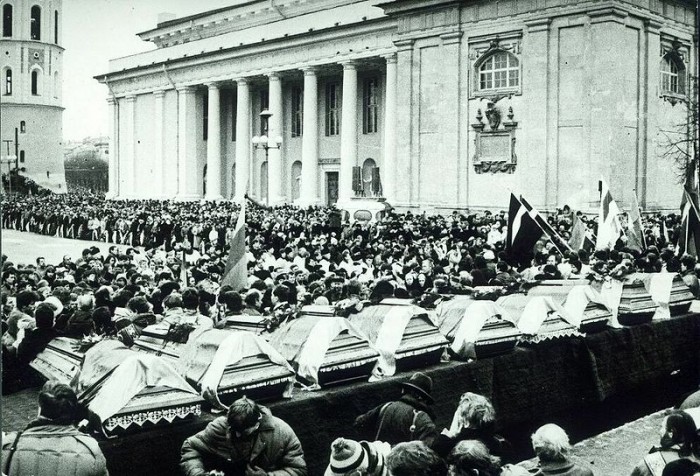 Burial_ceremony_of_January_13_events_victims_in_Vilnius_(2).jpg