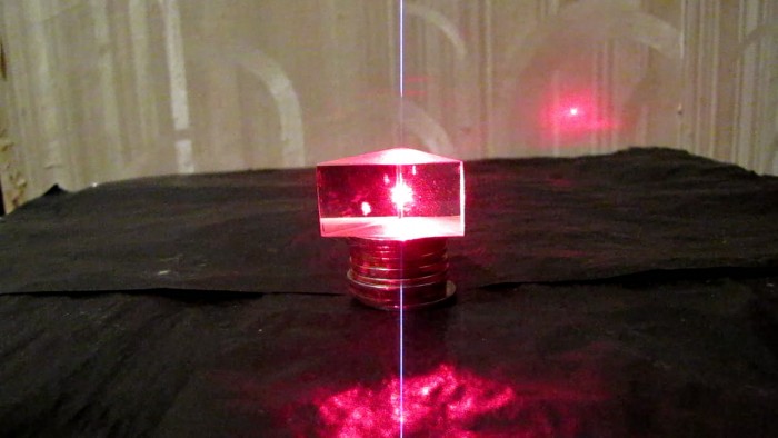 Red_laser_Smoke_and_Triangular_Prism-3[1].jpg