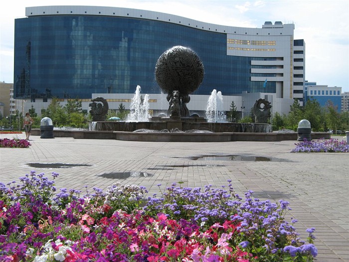 Астана,_фонтан_перед_министерством_финансов_(''Чупа-Чупс'').jpg