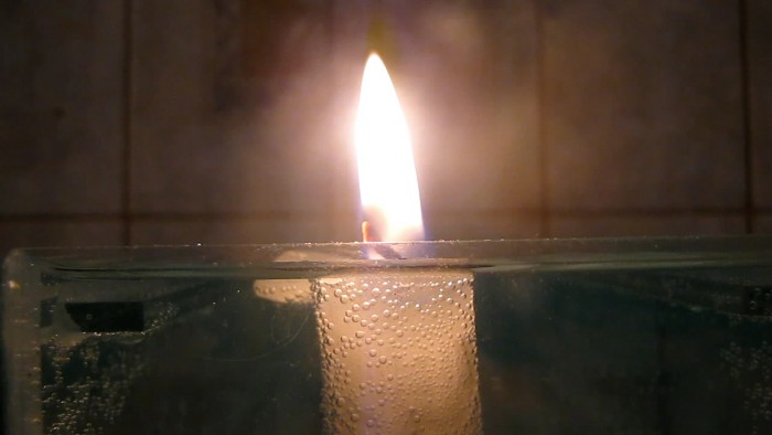 candle_%20burns_under-water-22[1].jpg