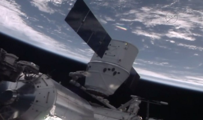 2016.07.20_Dragon_has_arrived_to_ISS.jpg
