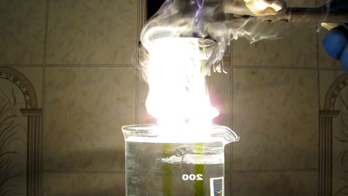 Incandescent_light_bulb_filled_with_water-103[1].jpg