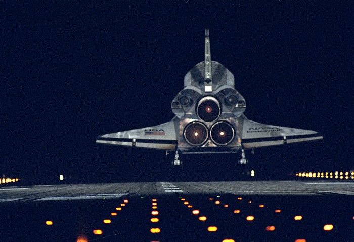 shuttle-endeavour-night-landing[1].jpg