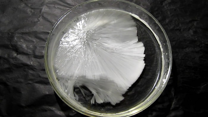 Crystallization_of_supersaturated_solution_of_sodium_acetate-168[1].jpg