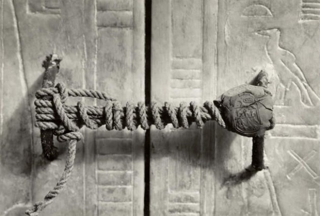 Печать на входе в гробницу Тутанхамона (оставалась нетронутой на протяжении 3245 лет), 1922 год..jpg