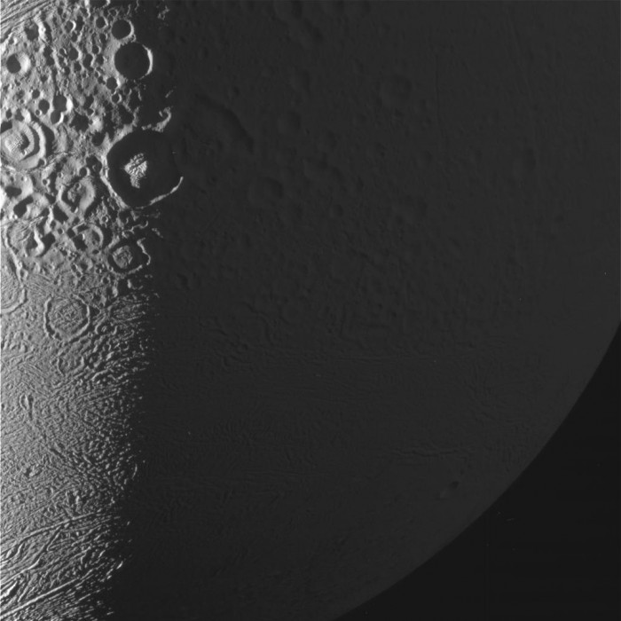 2016.11.27_Enceladus_(Saturns_satellite)_2.jpg