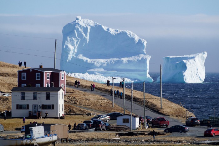 21Iceberg-canada1-superJumbo[1].jpg