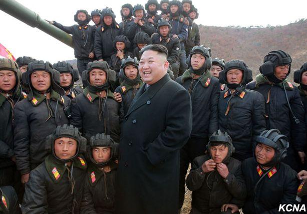 Kim_Chen_Yhn_with_him_tankists.jpg