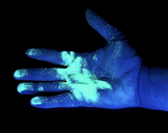 green-dyetective-uv-hand2b[1].jpg