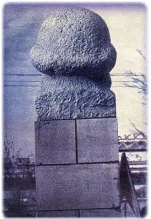 Памятник Карлу Марксу (вид сзади).jpg