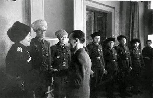 Рейхсминистр Гитлера Геббельс награждает донских казаков за доблестную службу в СС. 1944 год.jpg