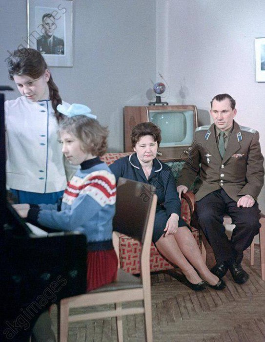 космонавт Павел Беляев с семьёй, 1965 год.jpg