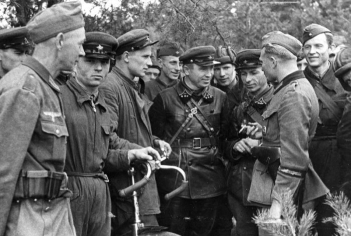 Bundesarchiv_Bild_101I-121-0008-25,_Polen,_Treffen_deutscher_und_sowjetischer_Soldaten.jpg