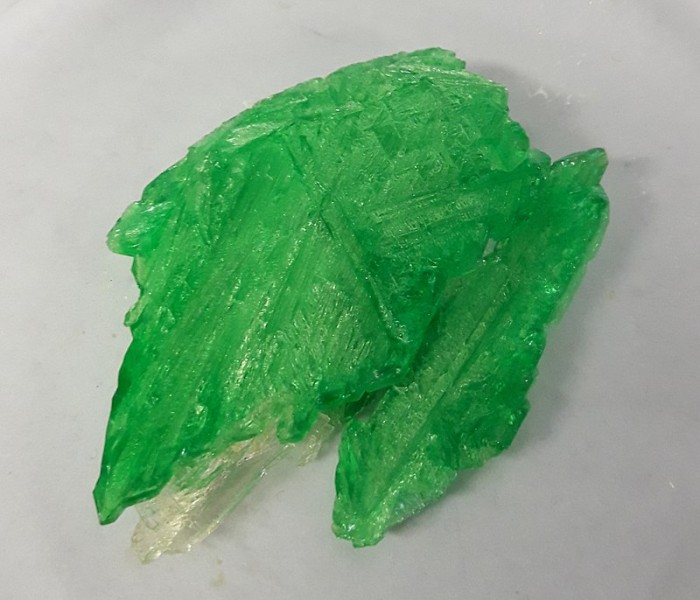 Potassium_ferrioxalate_large_crystals.jpg