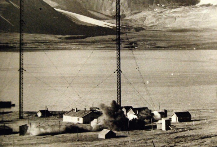 Demolition_of_wireless_station_at_Spitzbergen,_Operation_Gauntlet,_1941.jpg
