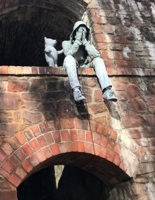 Эта скульптура появилась в Бристоле по случаю Всемирного дня предотвращения самоубийств.jpg