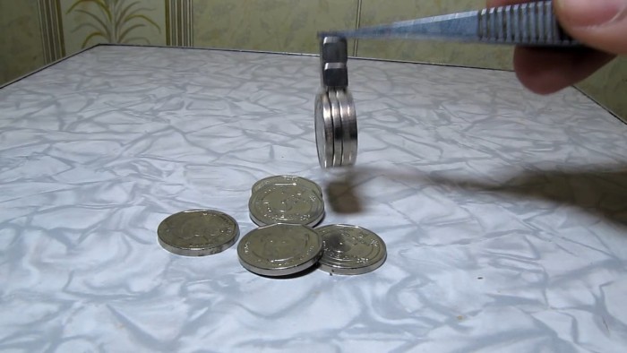 Ukrainian_coins_and_magnet-34.jpg